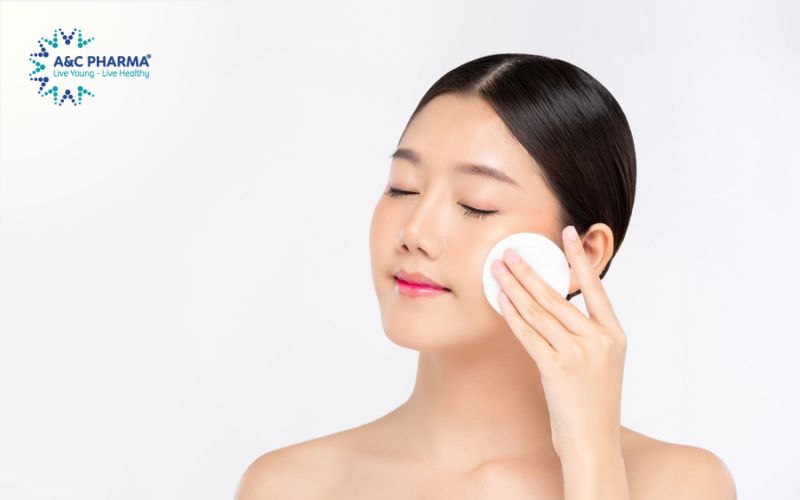 Tẩy trang là cách chăm sóc da mặt giúp thanh lọc bã nhờn, bụi bẩn trong lỗ chân lông